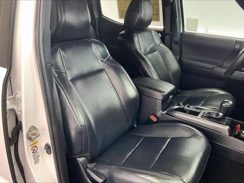 Used 2019 Toyota Tacoma TRD Off-Road w/ TRD Premium Off Road Package AWD/4WD image 6
