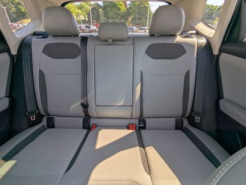 Used 2023 Volkswagen Taos SE w/ Panoramic Sunroof Package FWD image 19