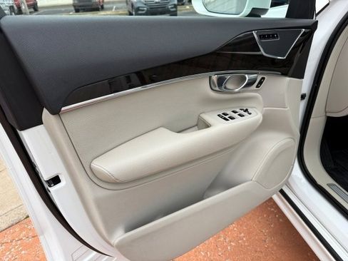 Used 2017 Volvo XC90 T6 Momentum w/ Vision Package image 9