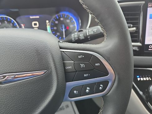 Used 2024 Chrysler Pacifica Touring-L FWD image 31