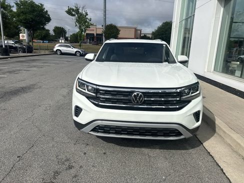 Used 2023 Volkswagen Atlas Cross Sport SE w/ Panoramic Sunroof Package FWD image 3