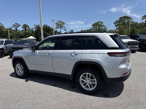 Used 2025 Jeep Grand Cherokee Laredo X w/ Luxury Tech Group I RWD image 5