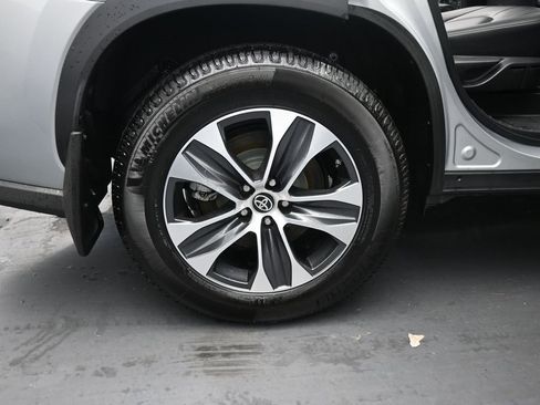 Used 2022 Toyota Highlander XLE image 12