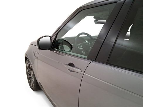 Used 2024 Land Rover Discovery S image 10