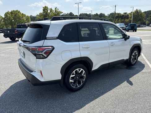 Used 2025 Subaru Forester Premium AWD/4WD image 17