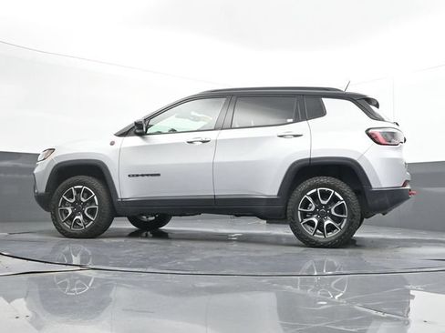 Used 2025 Jeep Compass Trailhawk AWD/4WD image 48