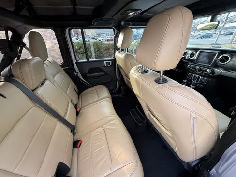 Used 2018 Jeep Wrangler Unlimited Sahara image 37