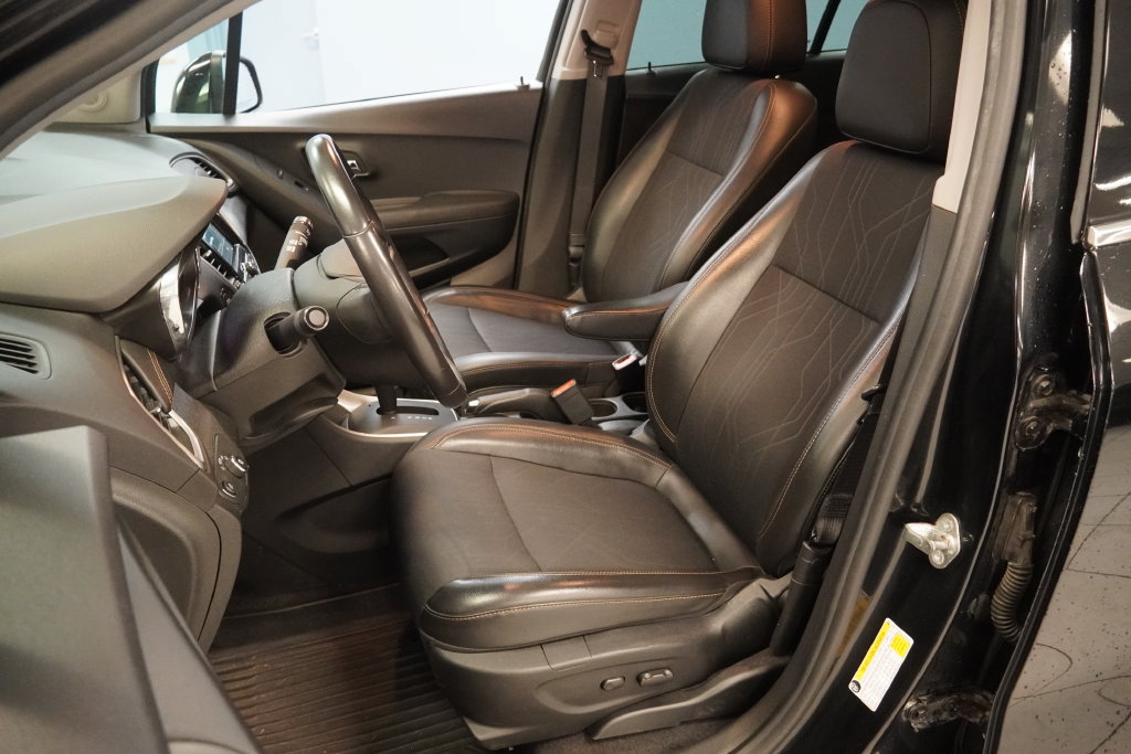 Used 2019 Chevrolet Trax LT w/ LT Convenience Package FWD image 3