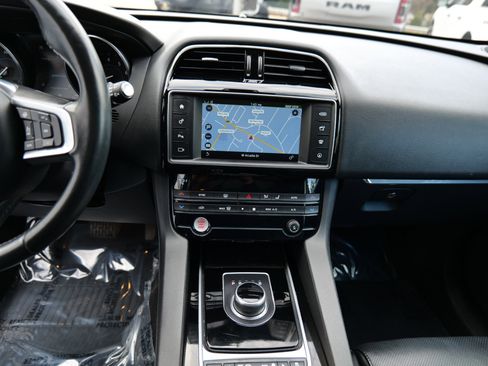 Used 2018 Jaguar F-PACE Prestige image 21