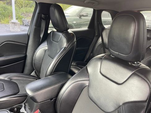 Used 2019 Jeep Cherokee Latitude Plus FWD image 14