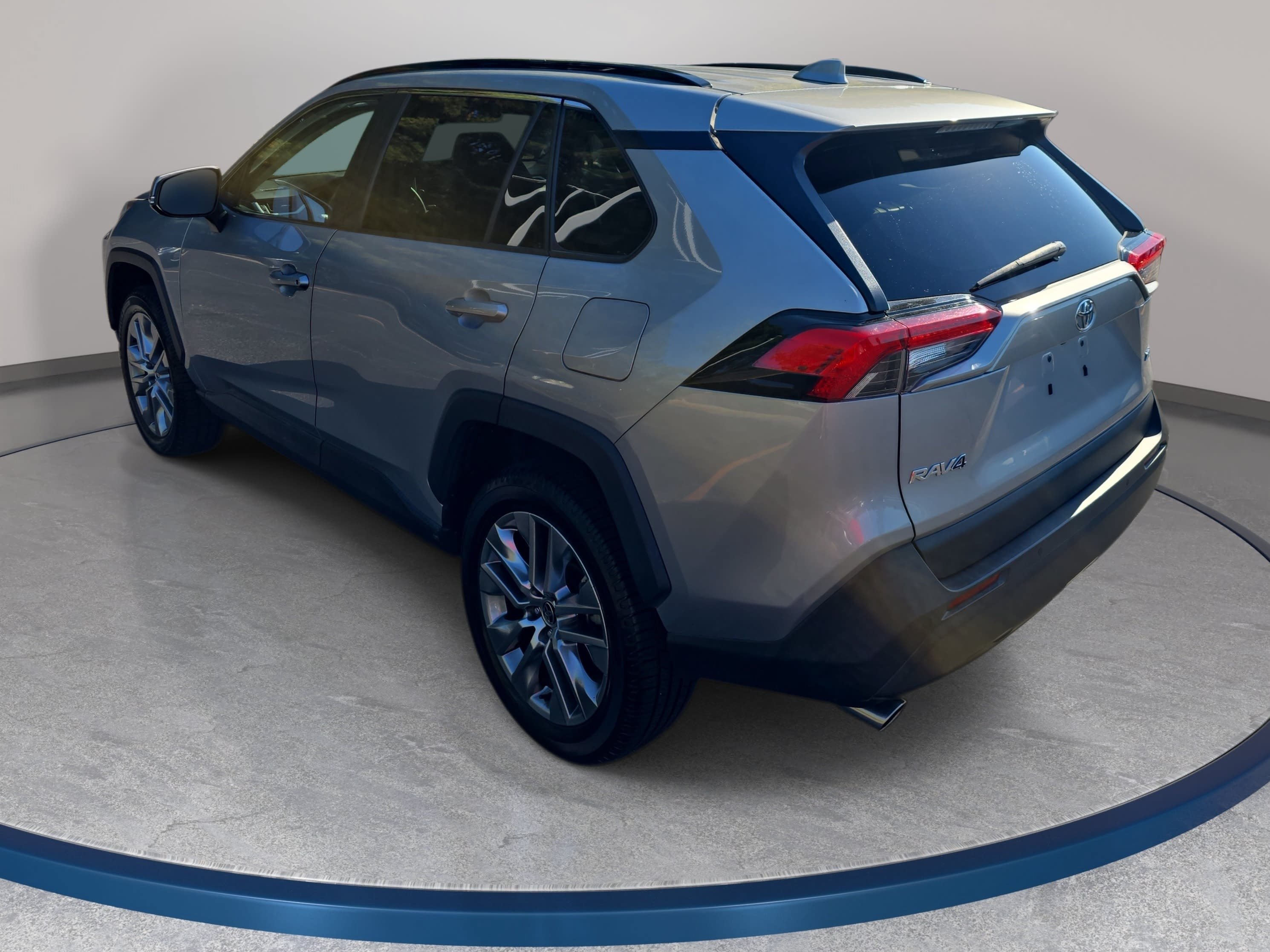 Used 2022 Toyota RAV4 XLE Premium FWD image 7