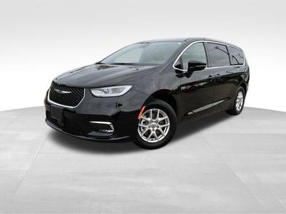 Used 2025 Chrysler Pacifica Select