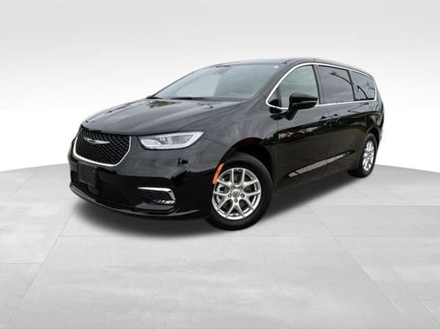 Used 2025 Chrysler Pacifica Select FWD image 1