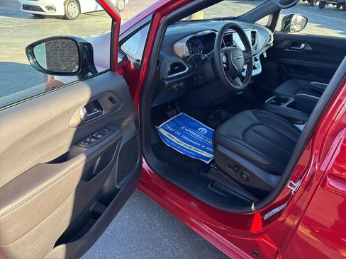 New 2026 Chrysler Pacifica Select image 7