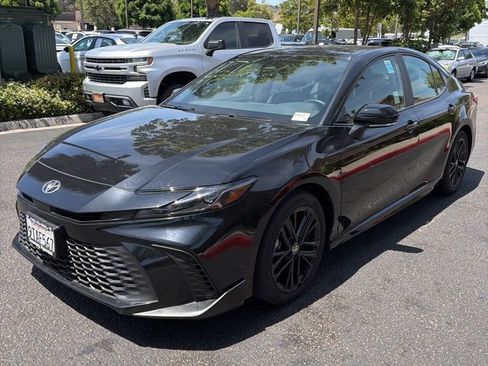 Used 2025 Toyota Camry SE FWD image 9