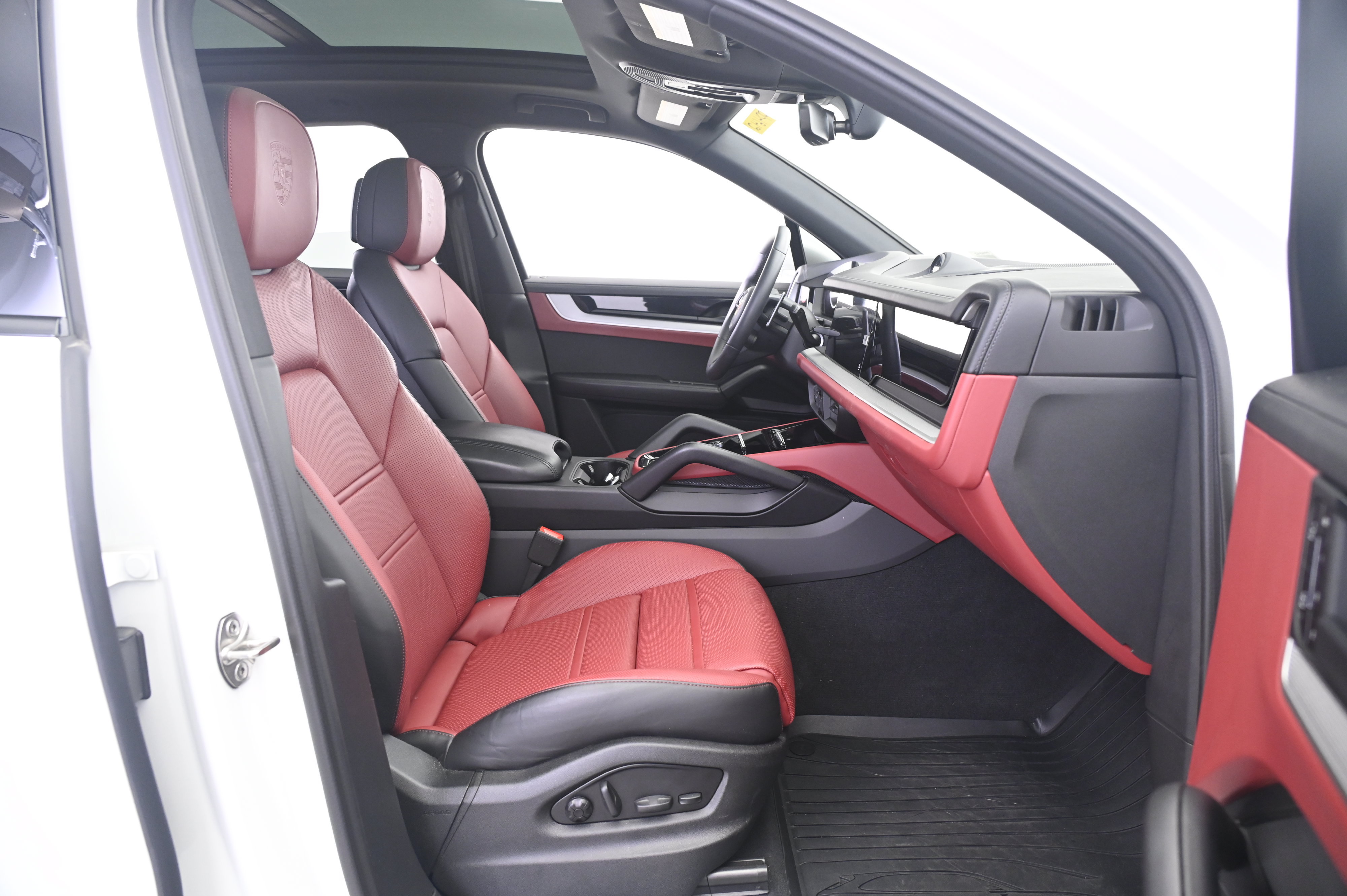 Certified 2025 Porsche Cayenne S AWD/4WD image 23