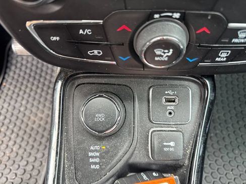 Used 2019 Jeep Compass Latitude AWD/4WD image 31