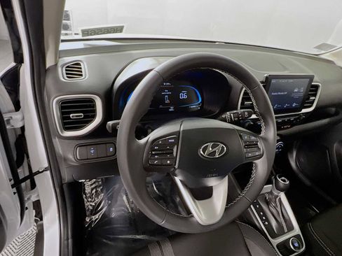 Certified 2025 Hyundai Venue SEL FWD image 11