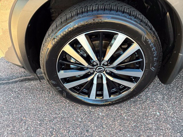 Certified 2025 Nissan Pathfinder Platinum w/ Cargo Package AWD/4WD image 11