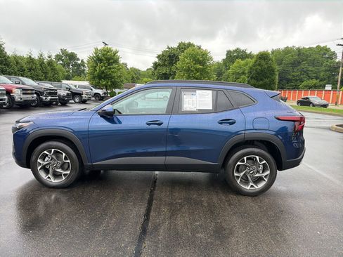 Used 2024 Chevrolet Trax LT w/ Driver Confidence Package FWD image 2