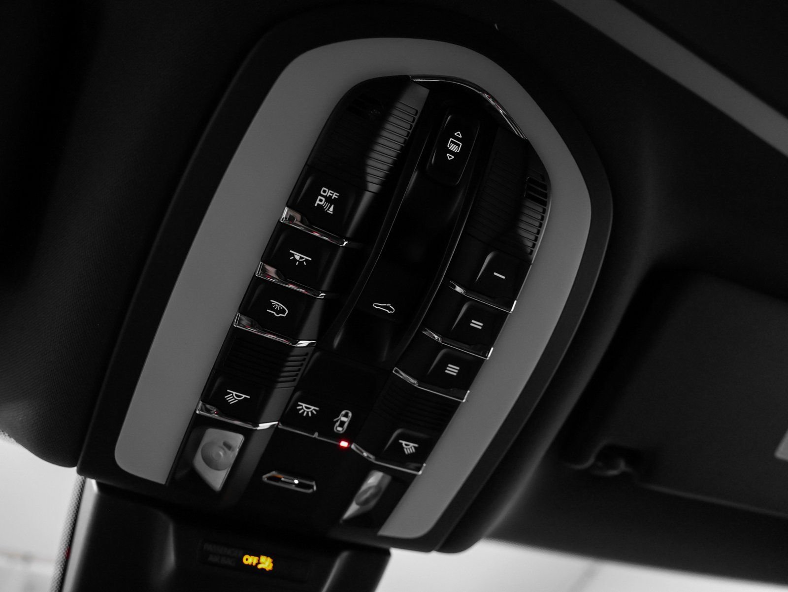 Certified 2025 Porsche Macan AWD/4WD image 27