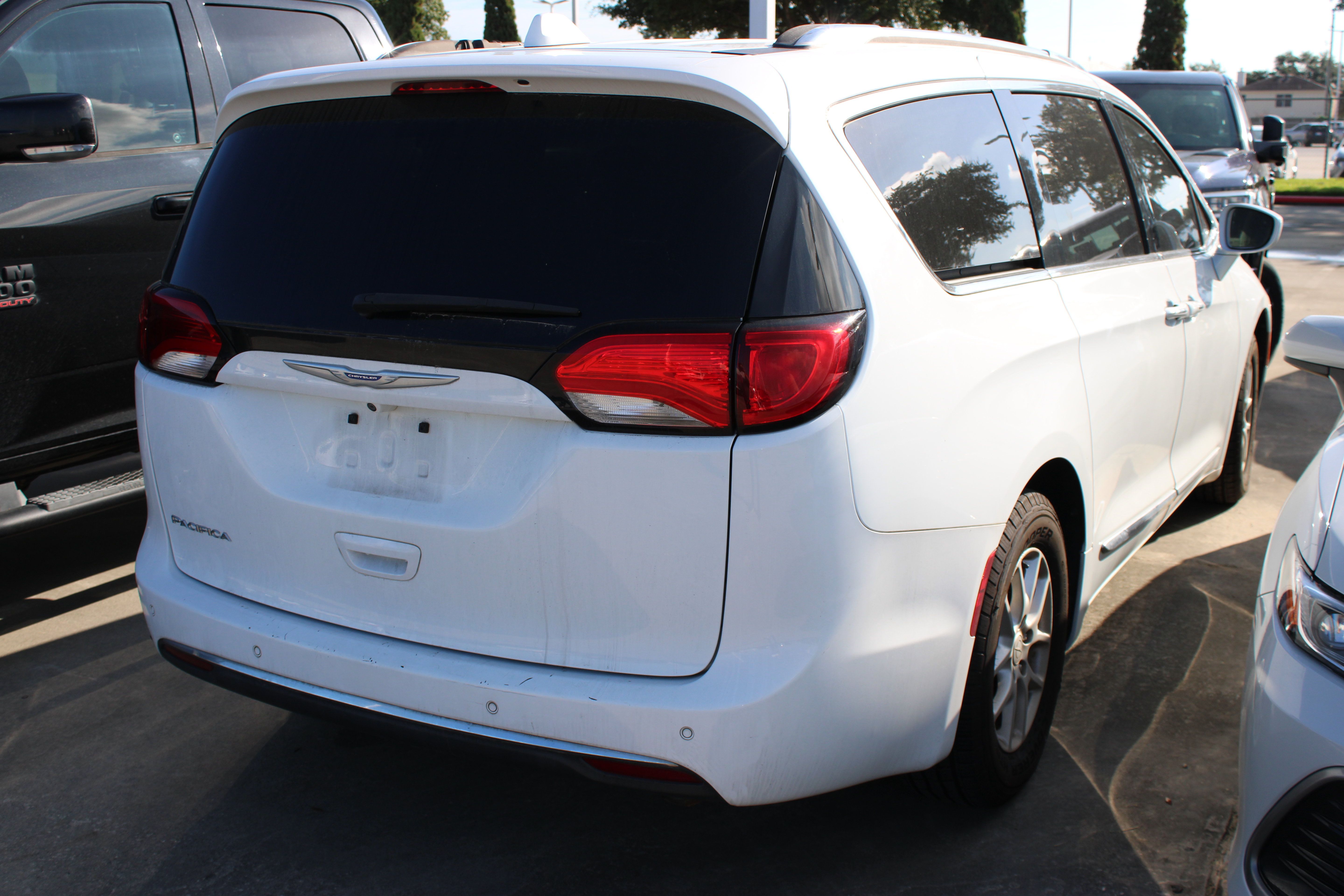Used 2020 Chrysler Pacifica Touring-L FWD image 11