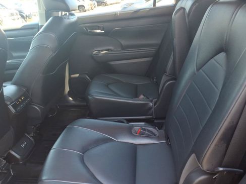 Used 2022 Toyota Highlander XLE AWD/4WD image 8