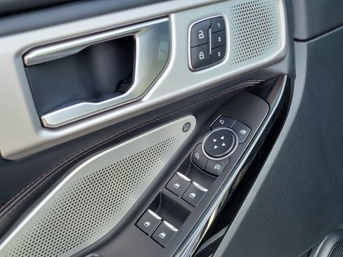 Certified 2021 Ford Explorer Platinum w/ Equipment Group 601A image 19