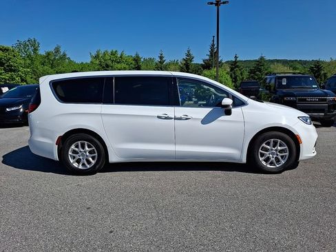 Used 2023 Chrysler Pacifica Touring-L FWD image 7