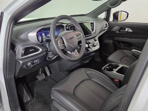 New 2025 Chrysler Pacifica Select image 14