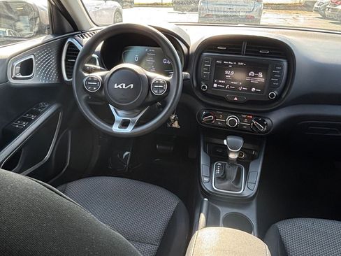 Used 2025 Kia Soul LX w/ LX Technology Package FWD image 32