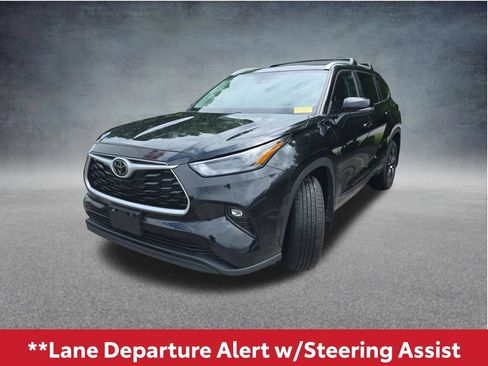 Used 2023 Toyota Highlander XLE AWD/4WD image 10