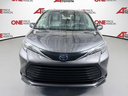 Certified 2025 Toyota Sienna XLE FWD image 3