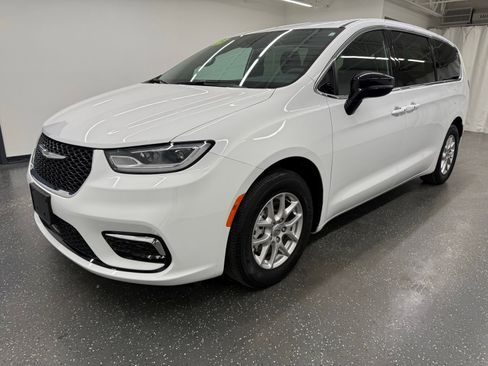 Used 2025 Chrysler Pacifica Select FWD image 4