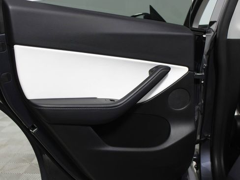 Used 2022 Tesla Model Y Long Range image 21