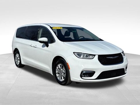 Used 2023 Chrysler Pacifica Touring-L FWD image 15