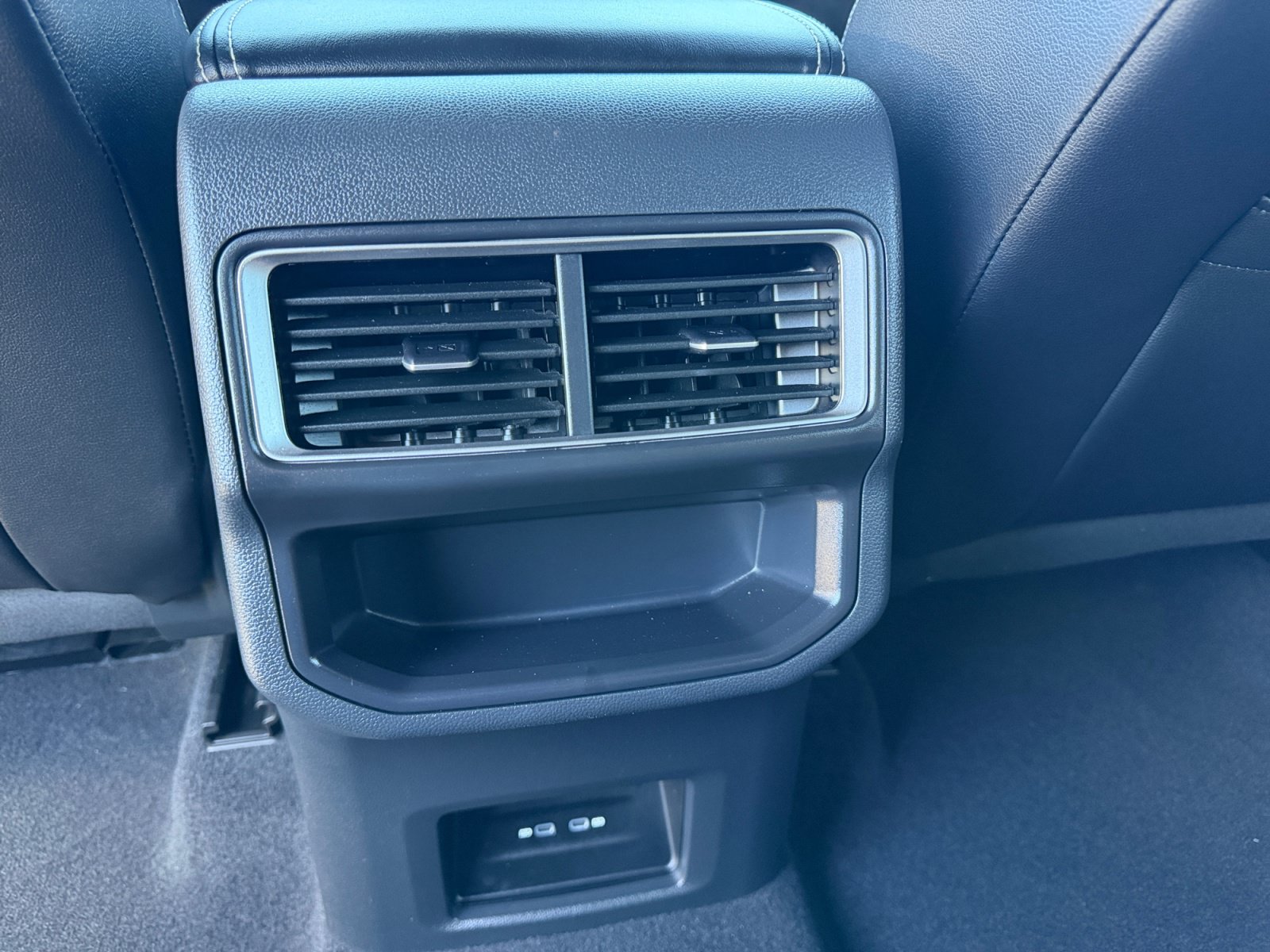Certified 2024 Volkswagen Atlas Cross Sport SE FWD image 30