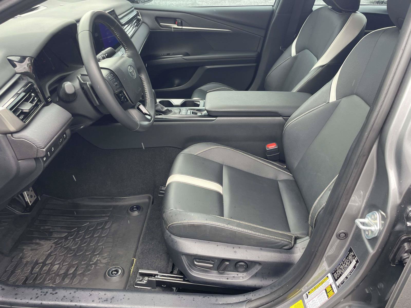 Used 2025 Toyota Camry SE FWD image 13