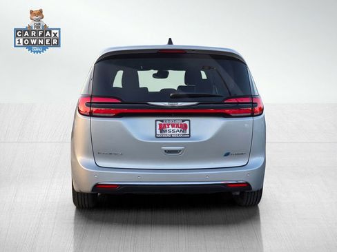 Used 2023 Chrysler Pacifica Limited FWD image 5