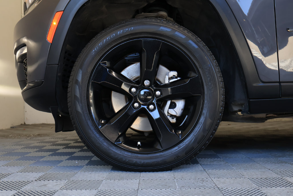 Used 2024 Jeep Grand Cherokee L Limited w/ Black Appearance Package AWD/4WD image 9