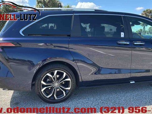 Used 2025 Toyota Sienna Platinum image 8