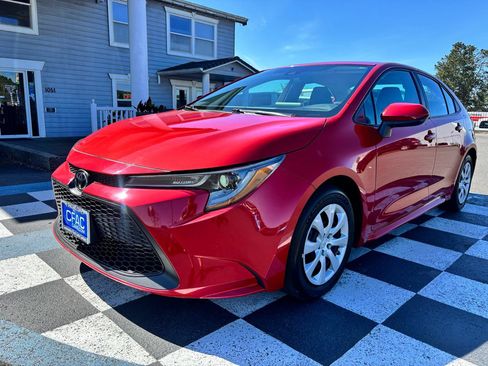 Used 2020 Toyota Corolla LE FWD image 2