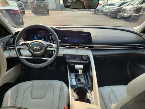 Used 2025 Hyundai Elantra Limited FWD image 11