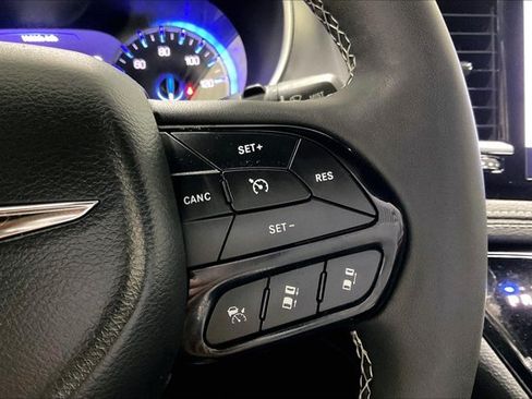 Used 2025 Chrysler Pacifica Limited FWD image 19
