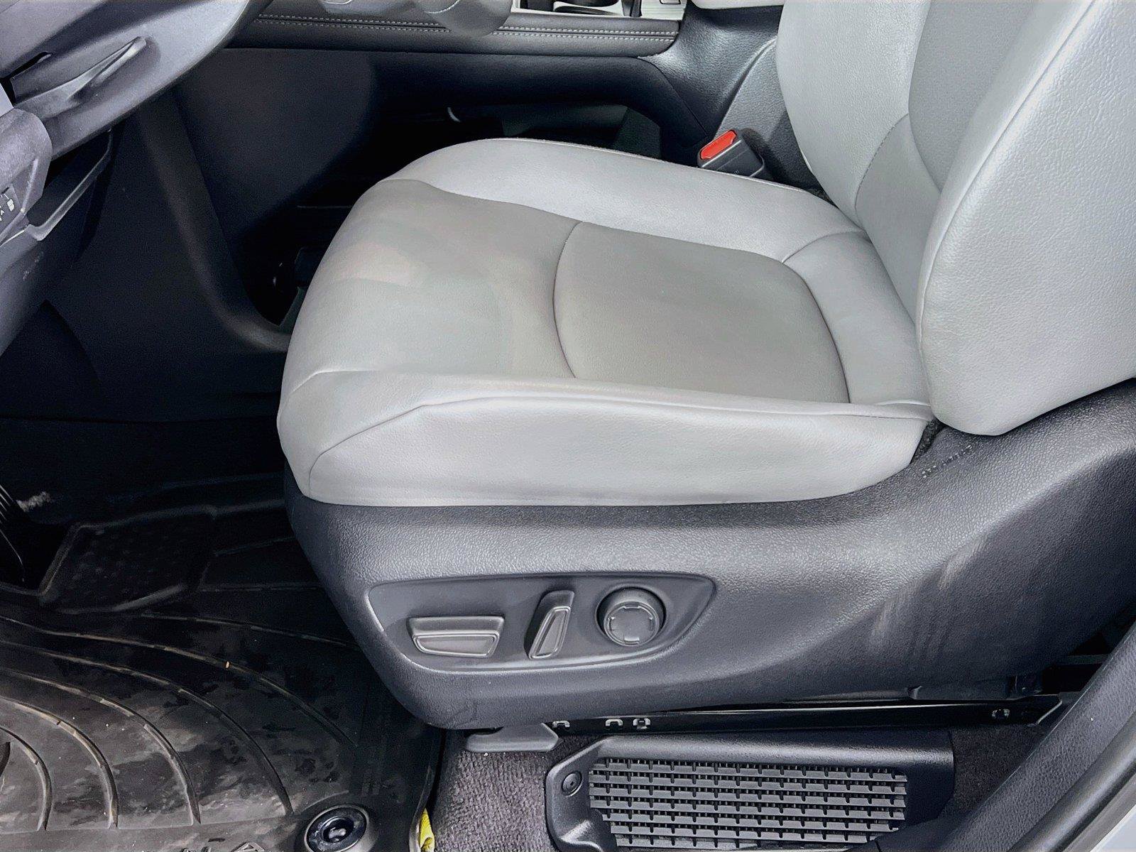 Used 2025 Toyota Sienna XLE w/ XLE Plus Package AWD/4WD image 20