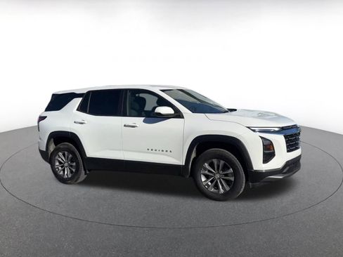 Used 2025 Chevrolet Equinox LT image 2