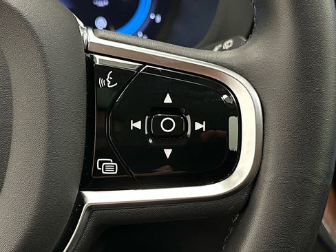 Used 2023 Volvo XC60 B5 Plus image 23