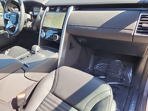 Certified 2025 Land Rover Discovery S image 29