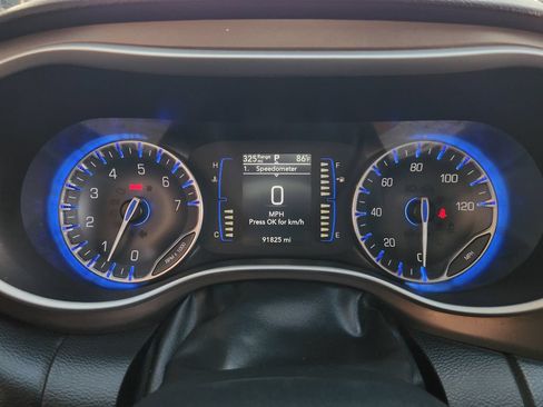 Used 2018 Chrysler Pacifica Touring-L FWD image 17