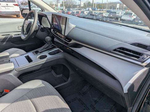 Used 2025 Toyota Sienna LE image 28